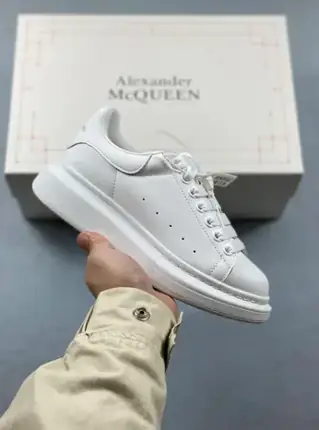 Alexander McQueen Oversized Sneakers, versión blanca