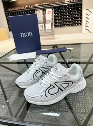 Dior [26 styles], versión blanca
