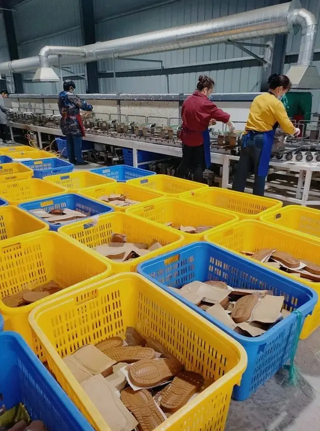 Zapatillas Blancas: Producción de suelas en una fábrica asociada